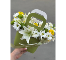 Композиция в сумочке с лилией 