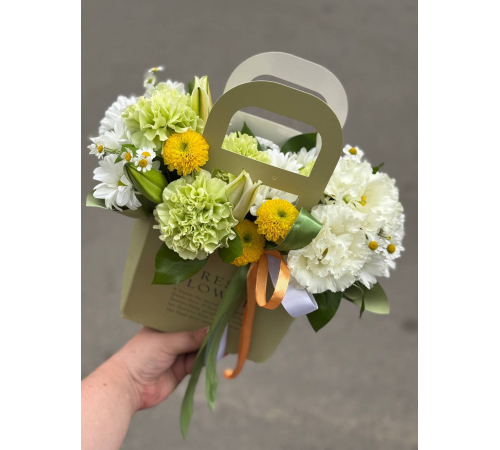 Композиция в сумочке с диантусом 