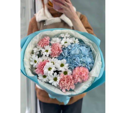 Букет с гортензией и диантусом 